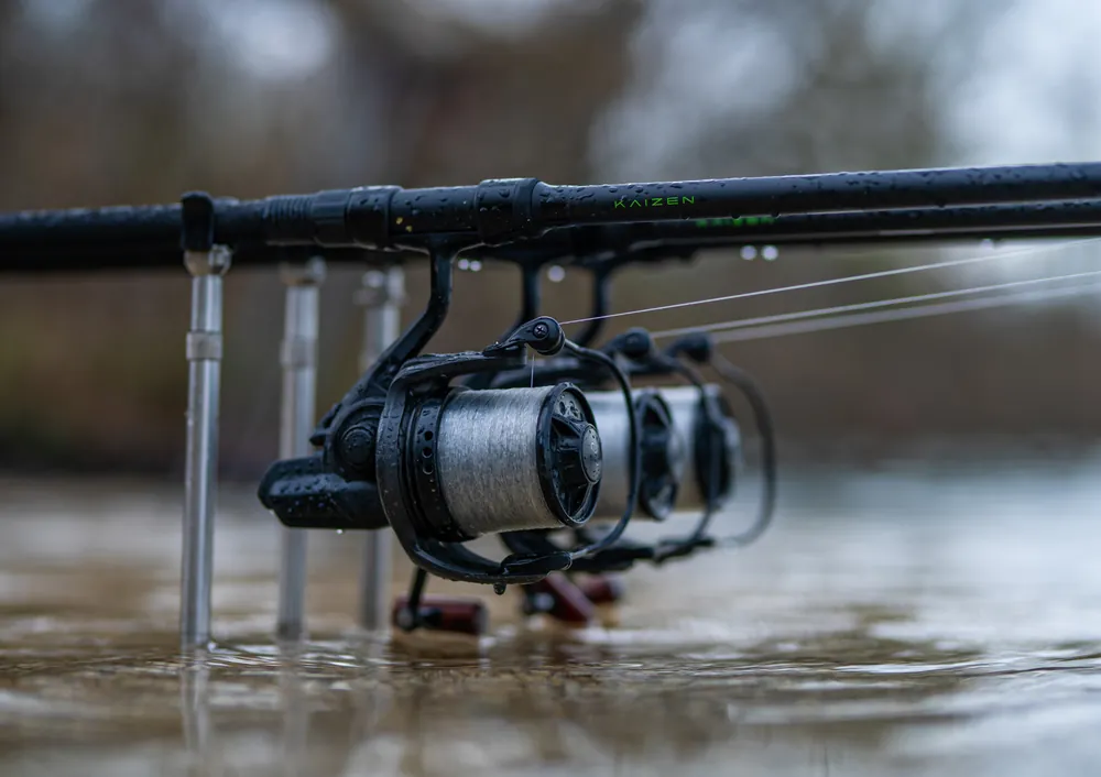 3x Korda Kaizen Green 13ft 4lb + gratis Korda Compac 3 Rod Divide Holdall 13ft Bundle Deal