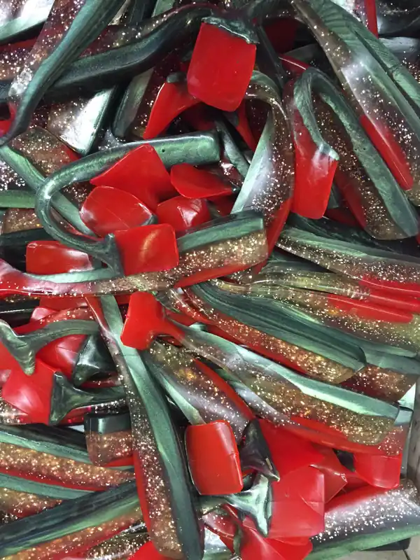 20St 8,5cm Mantikor Gummiköder Gummifisch-e Twister Shads Silber Rotauge