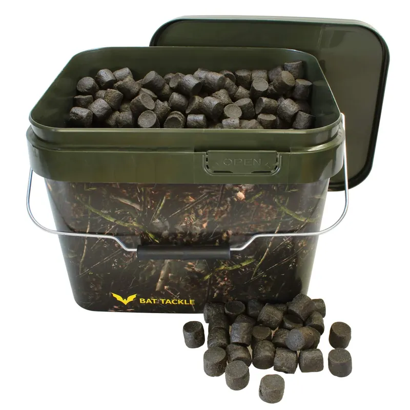 BAT-Tackle Black Base Pellet 20mm 5kg im Realistric® 10L Angel- Futtereimer mit Deckel